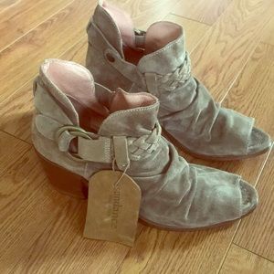 Sundance tan leather booties - NWT